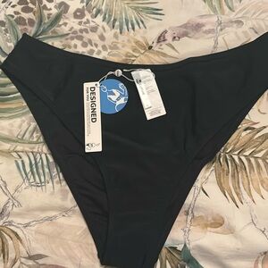 Black NWT black size large bikini bottom came as a set. I don’t want the bottom.